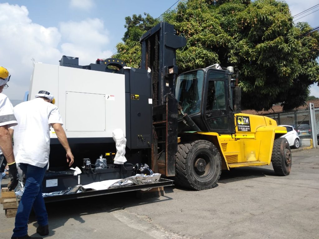 Montacargas de Grupo Logístico Modelo moviendo un centro de mecanizado metalmecánico