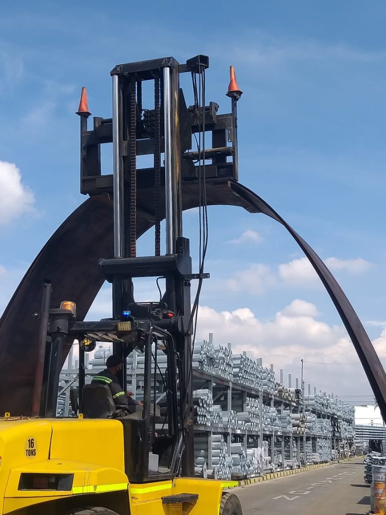 Montacargas de 18 toneladas del Grupo Logístico Modelo moviendo lámina de hierro en un puerto en Valle del Cauca