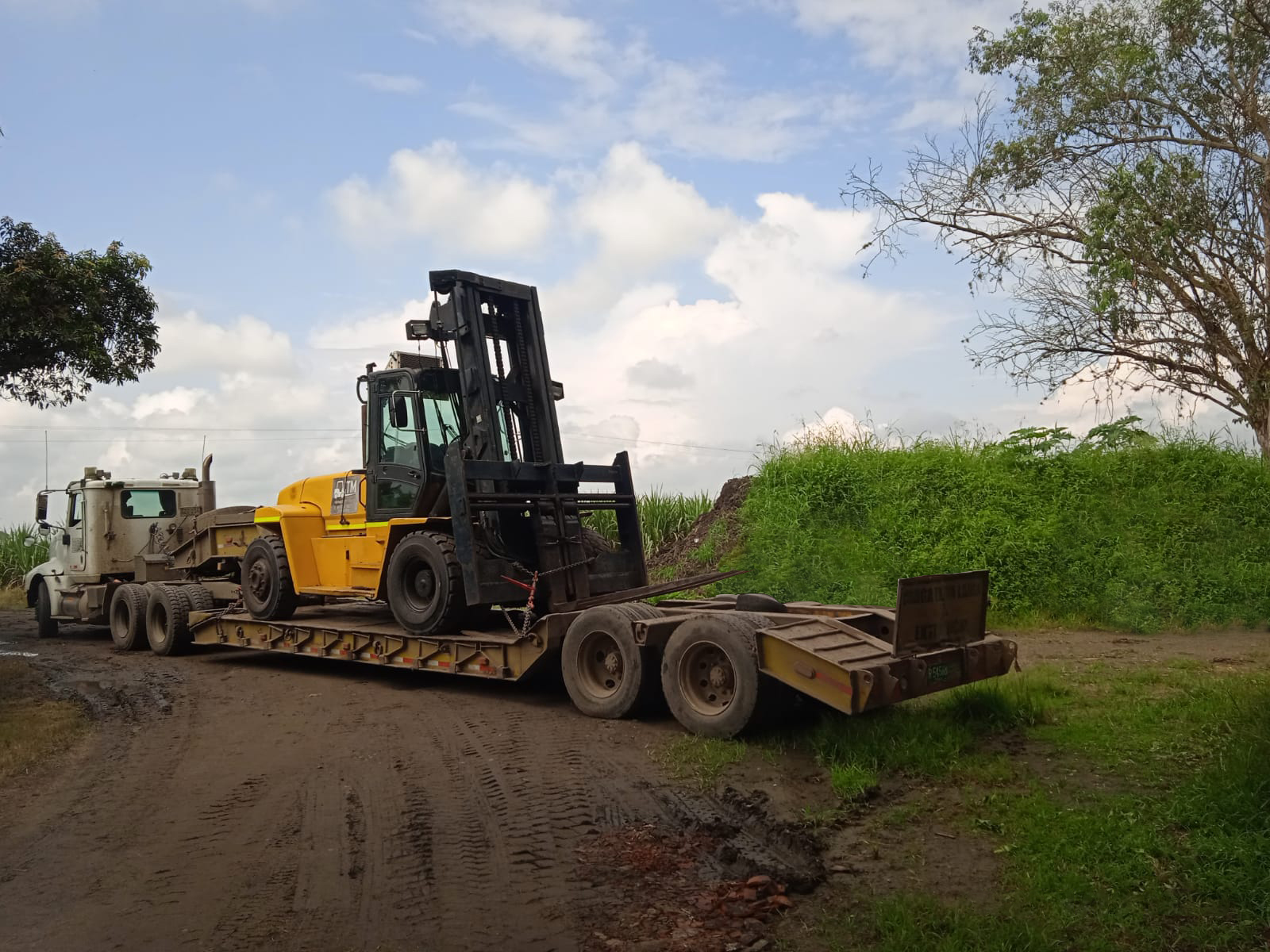 Camabaja-para-carga-sobredimensionada-de-Grupo-Logístico-Modelo-Cali