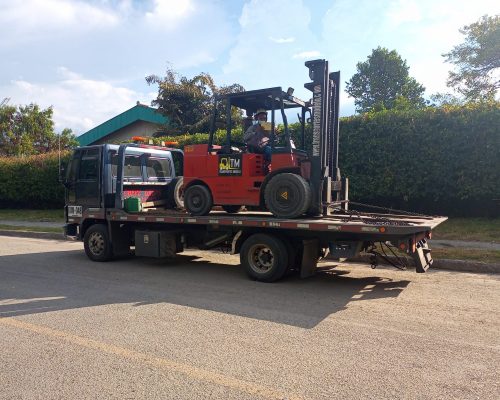 Grúa del Grupo Logístico Modelo moviendo montacargas